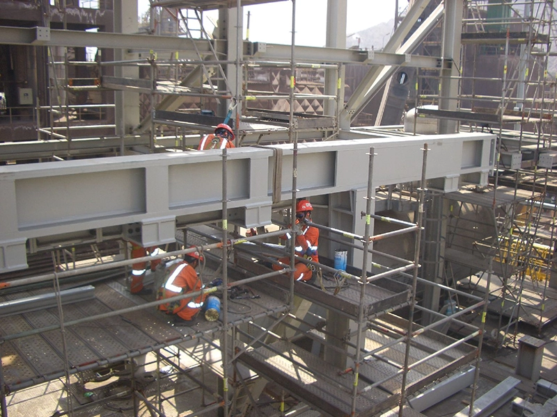 Arbeiter montieren Stahlträger an der Industrieanlage in Cajamarquilla.