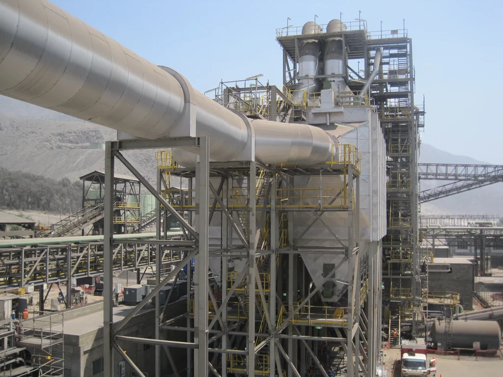 Industriebau: Rohrleitungen und Stahlgerüste der neuen Zink-Röstung in Cajamarquilla.