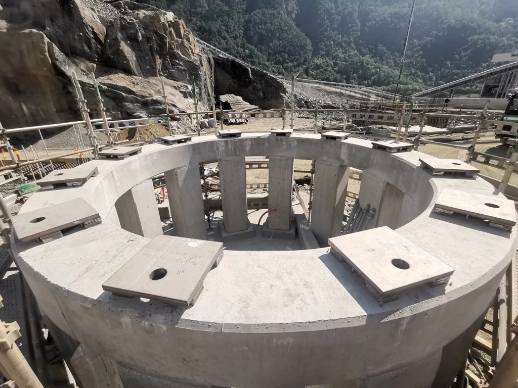 Massives Betonfundament mit runder Öffnung für den Röstofen.