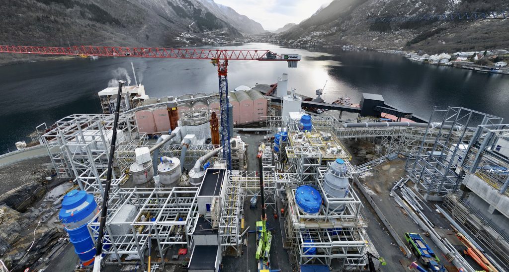 Stahlbau: Baustelle der Zink-Röstung in Odda, umgeben von Fjorden und Bergen.