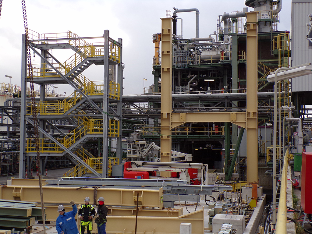 Industrieanlage mit mehrgeschossigen Stahlplattformen und Rohrbrücken.