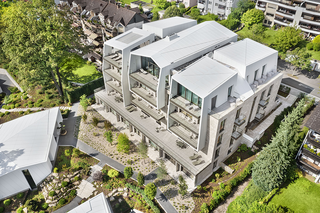 Blick auf die Dachkonstruktion der Alea Park Boardinghouse-Gebäude in Bad Orb.