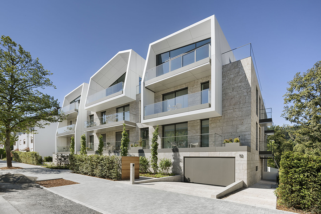 Eingangsbereich des Alea Park Boardinghouses mit markanter Fassadengestaltung.