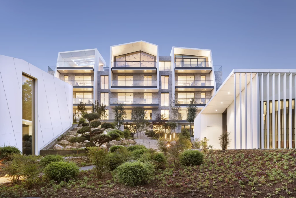 Außenansicht des Boardinghouses Alea Park in Bad Orb mit terrassierter Architektur.