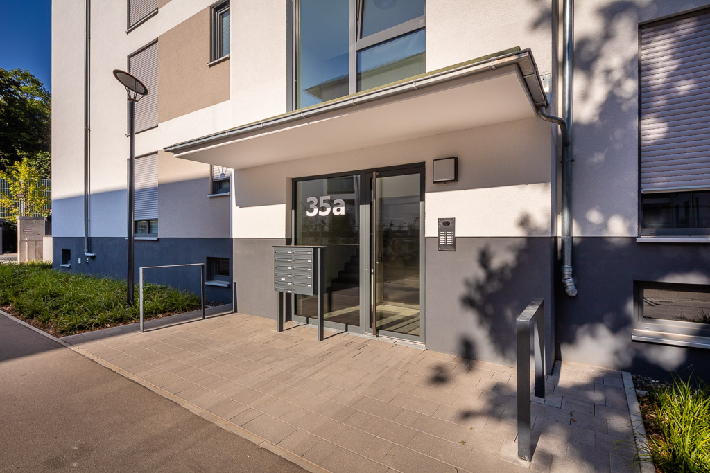 Eingang eines Mehrfamilienhauses mit überdachtem Eingangsbereich in der Hochstädter Landstraße in Hanau